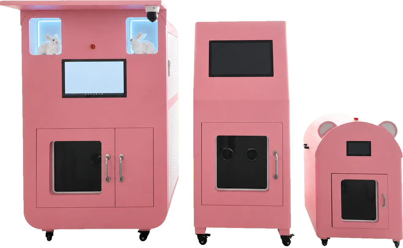 Trois stations de lavage PetWashPlus alignées, de la grande cabine automatique au modèle compact