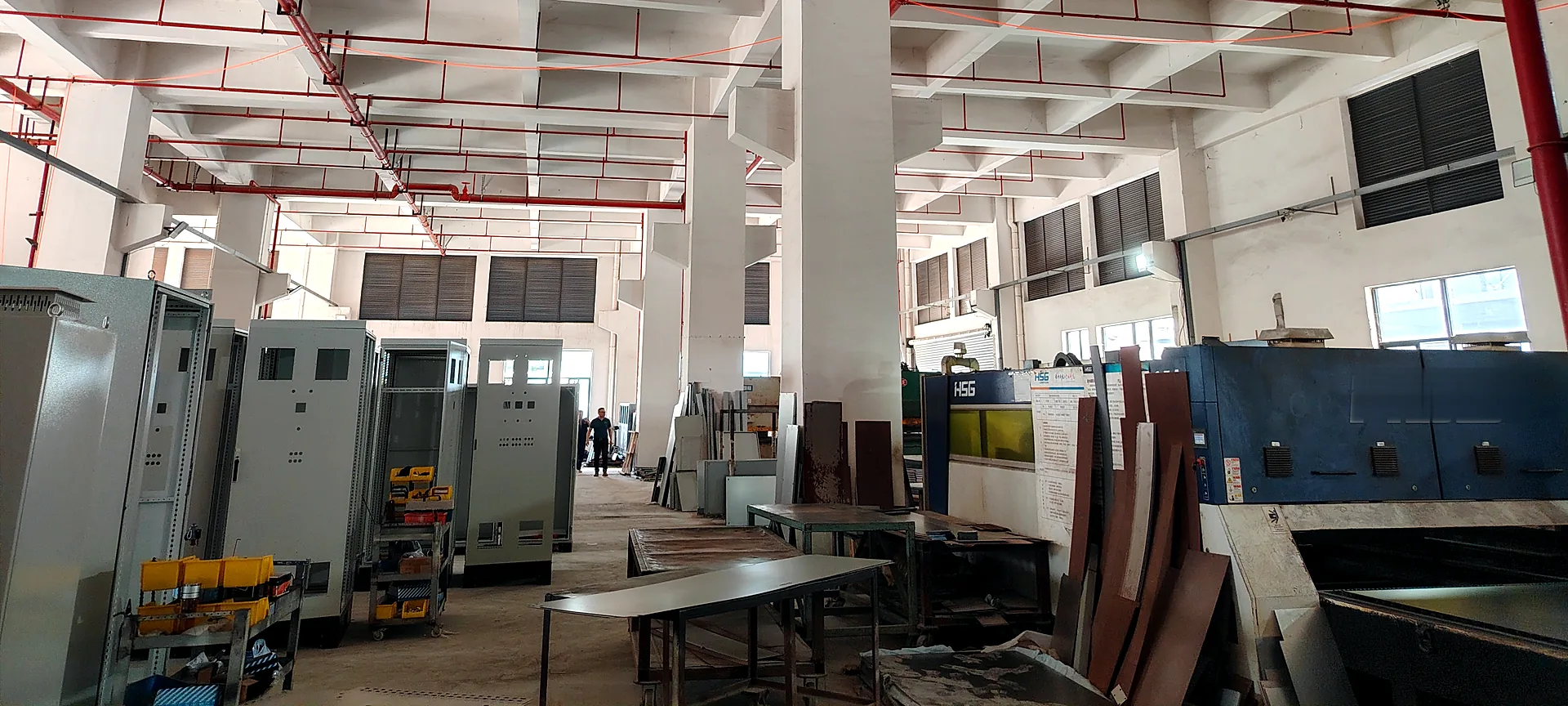 Vue d’ensemble de l’atelier où sont fabriquées les stations de lavage canin